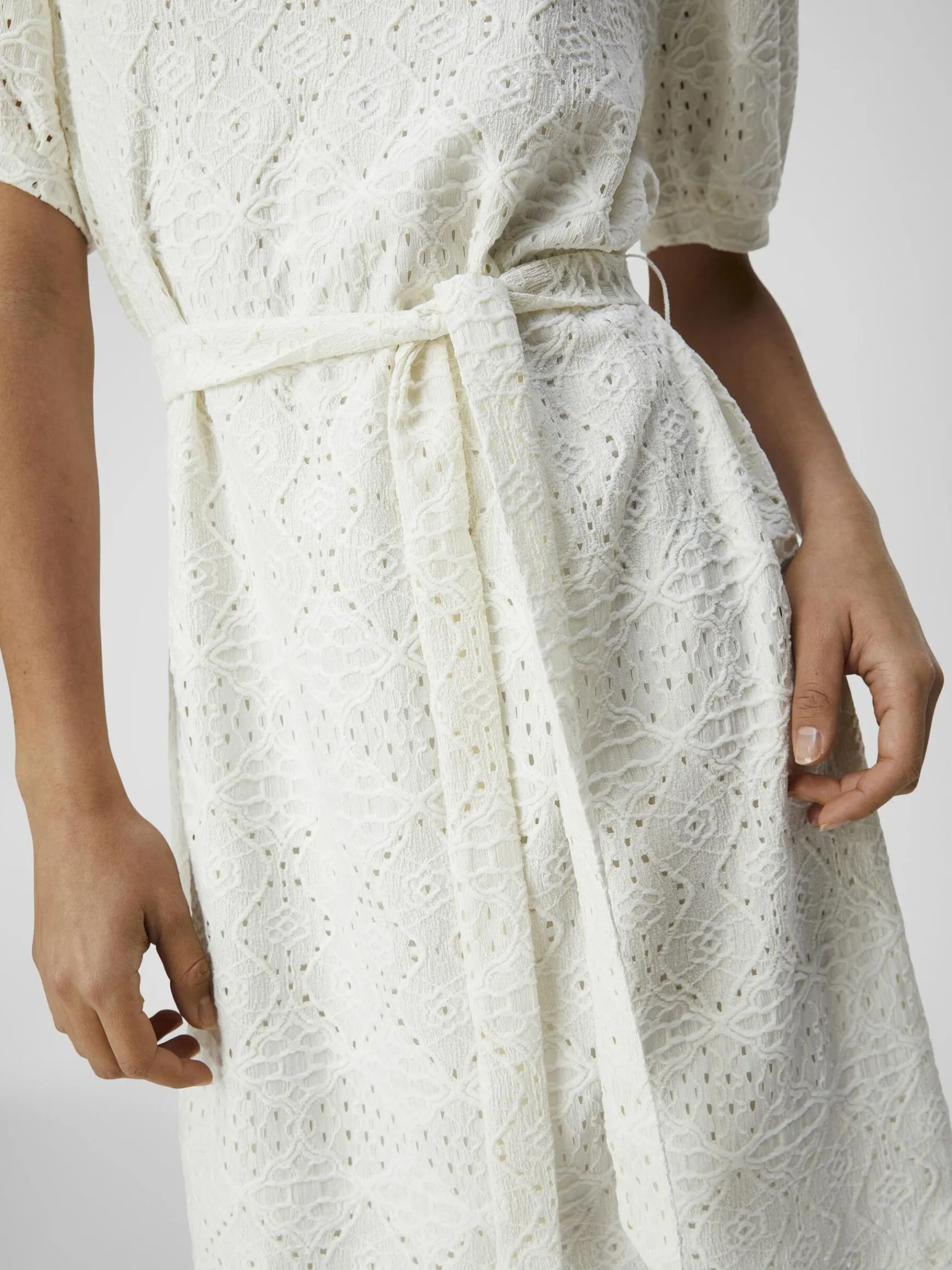 OBJECT Klänningar*BRODERIE ANGLAISE KORT KLÄNNING Cloud Dancer