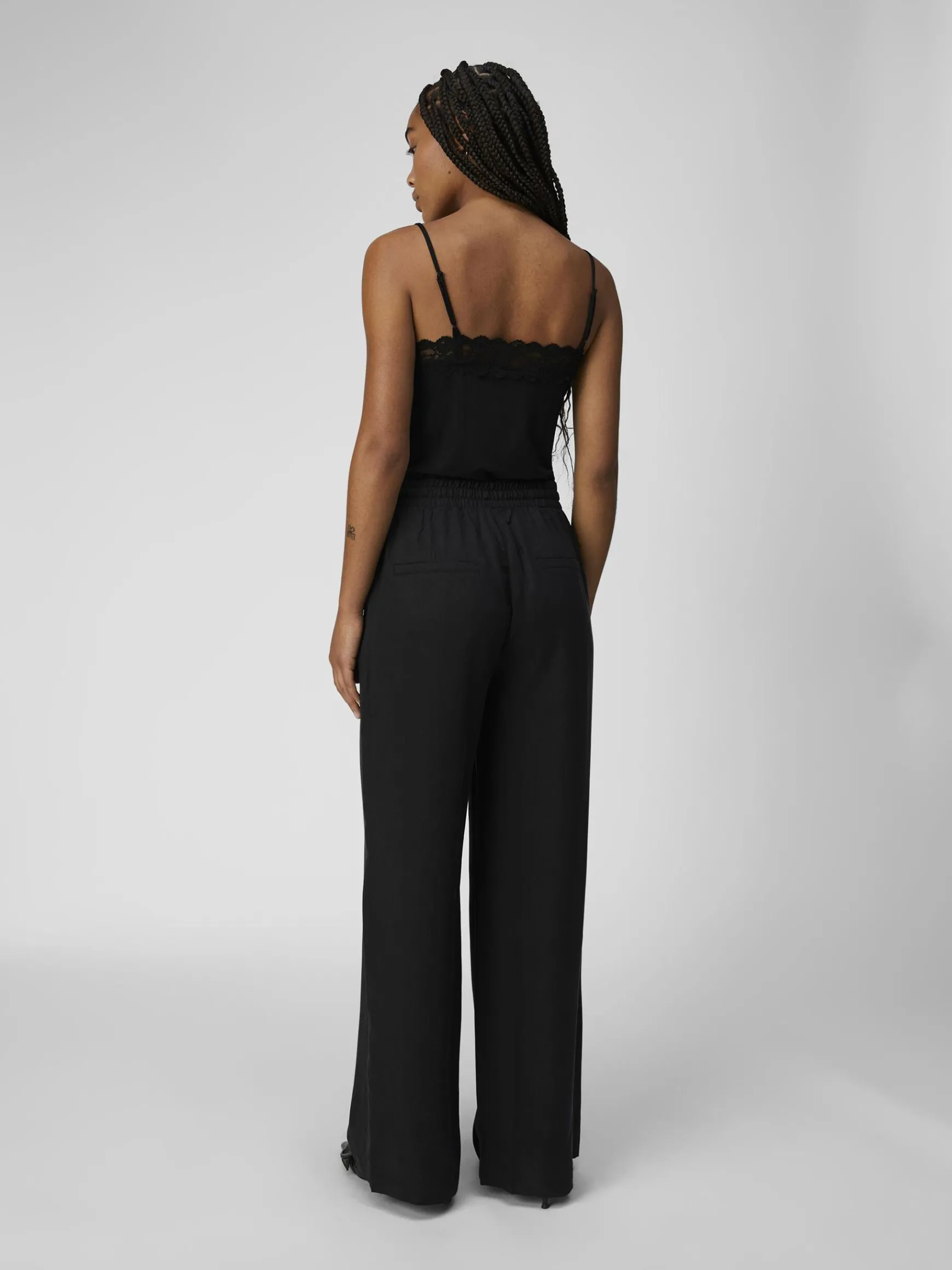 OBJECT Basic|Toppar*SPETSPRYDD ÄRMLÖS TOPP Black