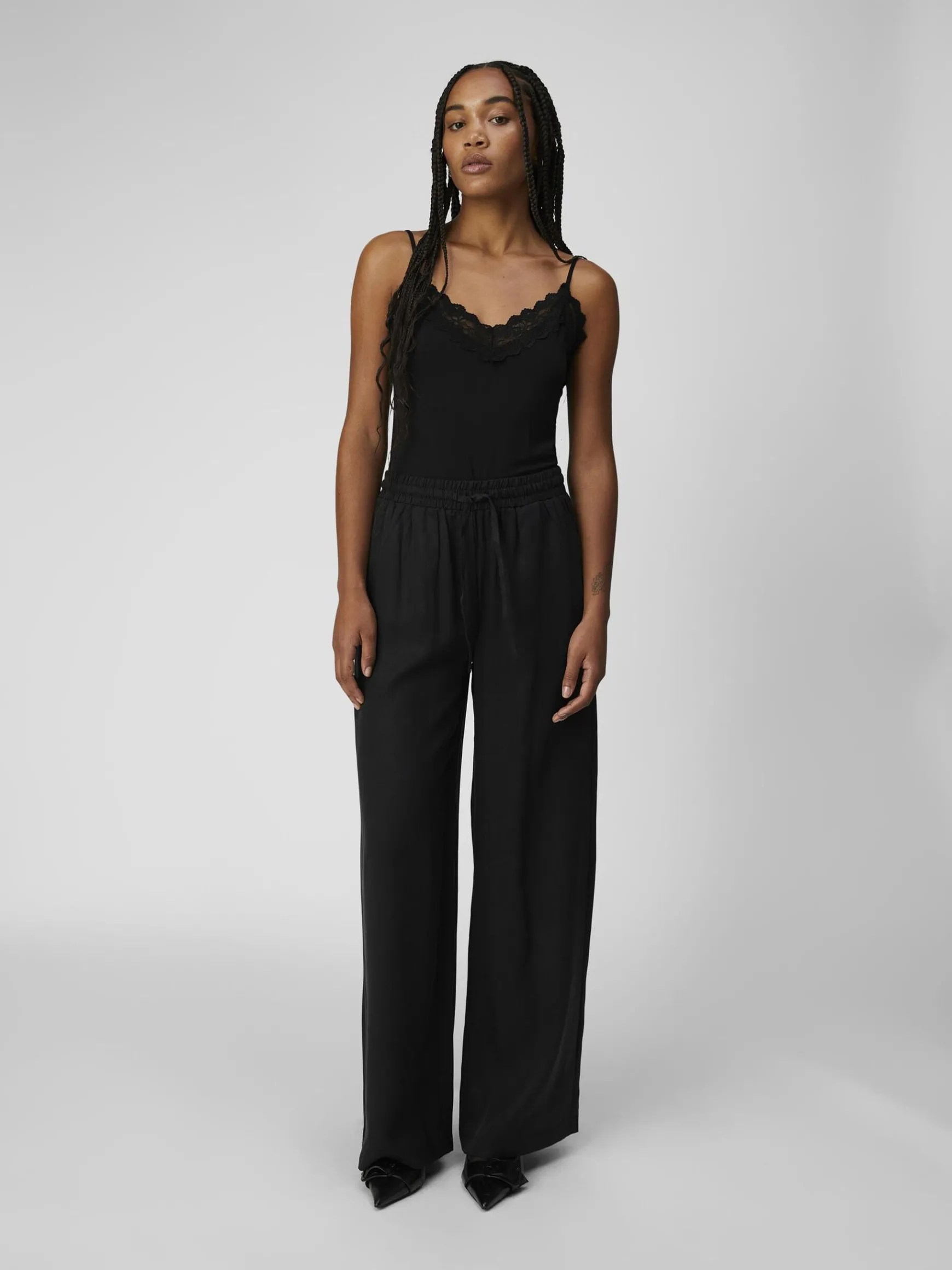 OBJECT Basic|Toppar*SPETSPRYDD ÄRMLÖS TOPP Black